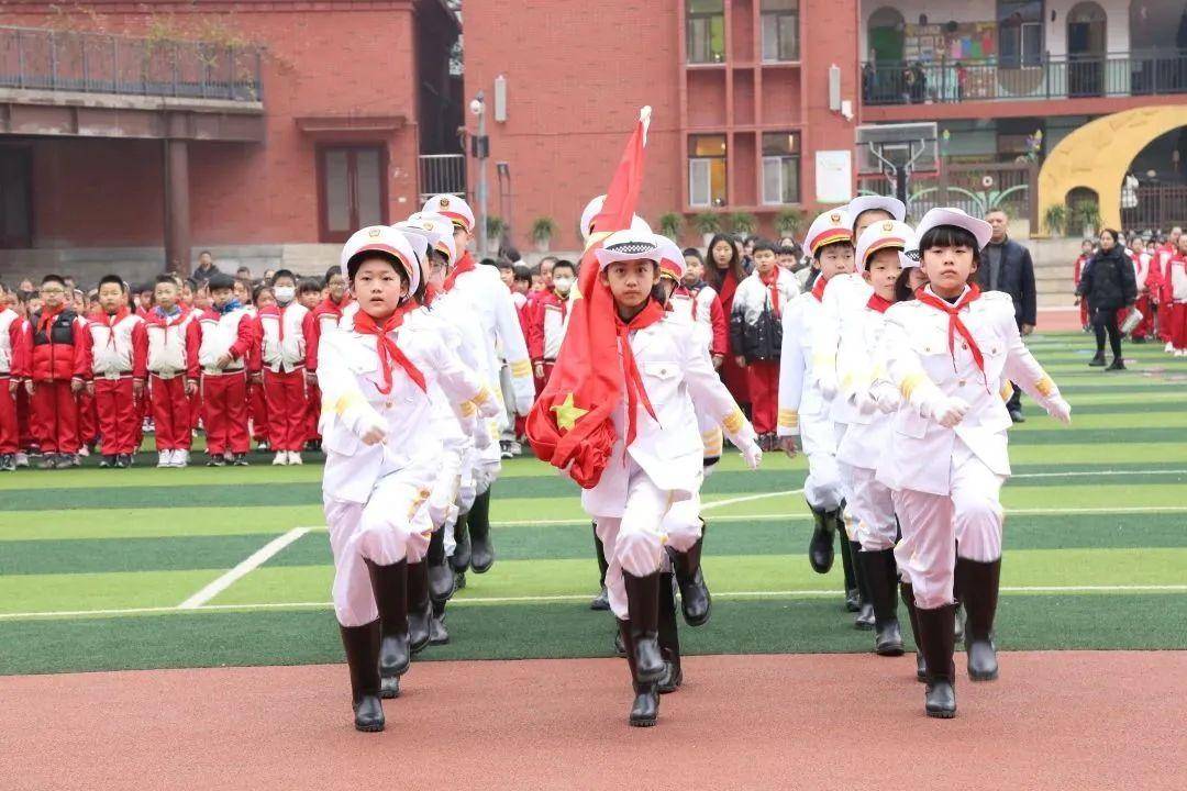 天安门举行升旗仪式苹果版:奔跑吧，向着光的方向——渝中区大坪小学举行开学典礼